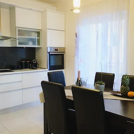 Apartment Stunning Gold With Pool Solin