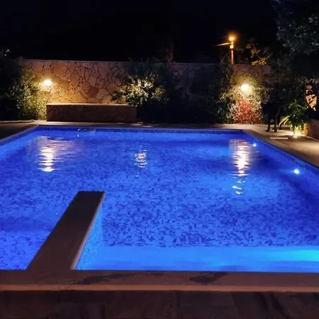 Apartment Stunning Gold With Pool