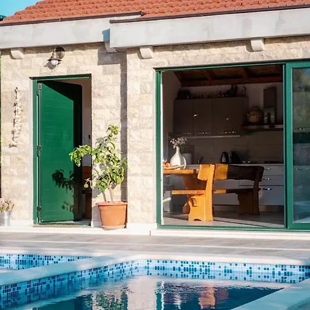 Apartment Stunning Gold With Pool *