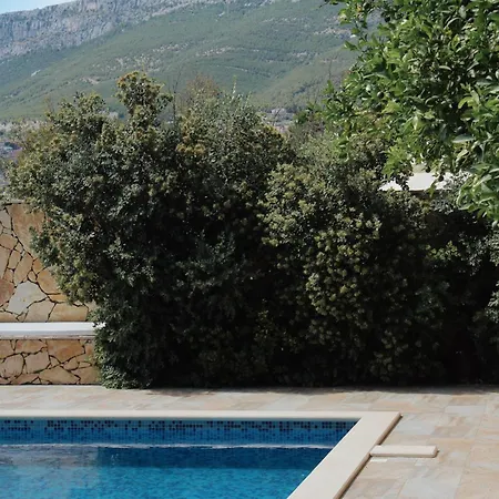 Stunning Gold With Oasis Pool * Solin