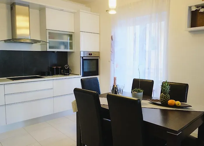 Appartement Stunning Gold With Oasis Pool Solin