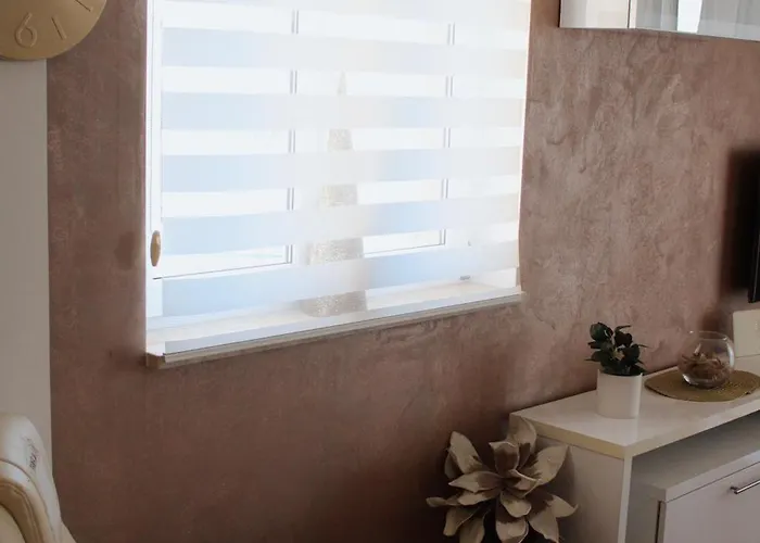 Stunning Gold With Oasis Pool *