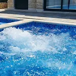Stunning Gold With Oasis Pool * Solin