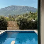 Stunning Gold With Oasis Pool Lejlighed