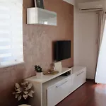 Stunning Gold With Oasis Pool Lejlighed *