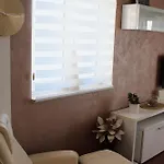 Stunning Gold With Oasis Pool *