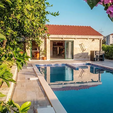 Stunning Gold With Oasis Pool *