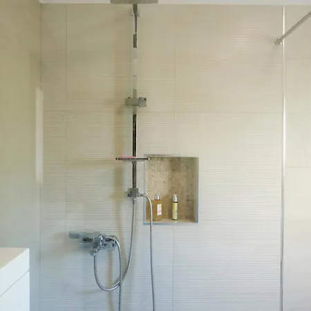 Stunning Gold With Oasis Pool شقة