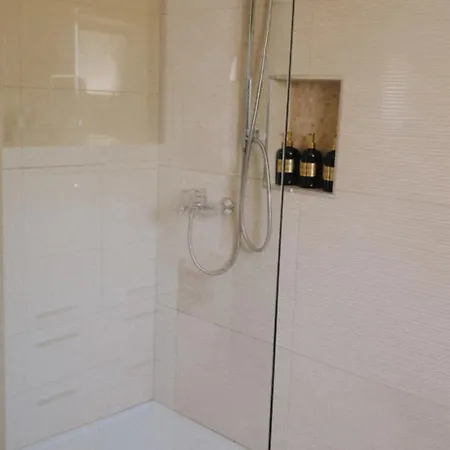 Stunning Gold With Oasis Pool Апартаменти