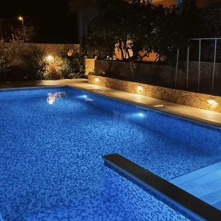 Stunning Gold With Oasis Pool * Solin