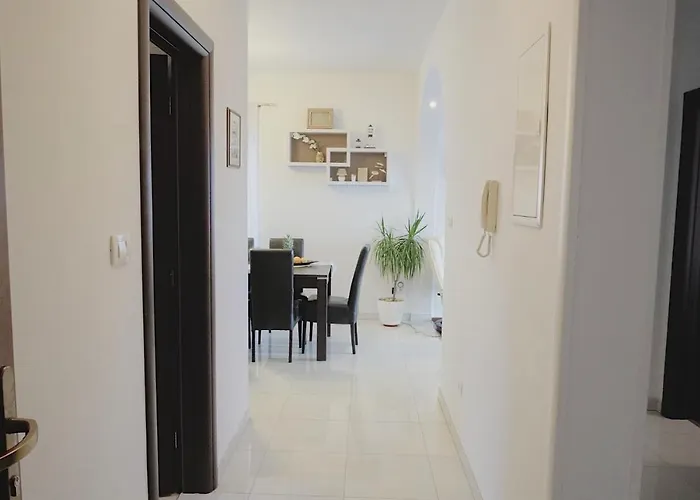 Stunning Gold With Oasis Pool *