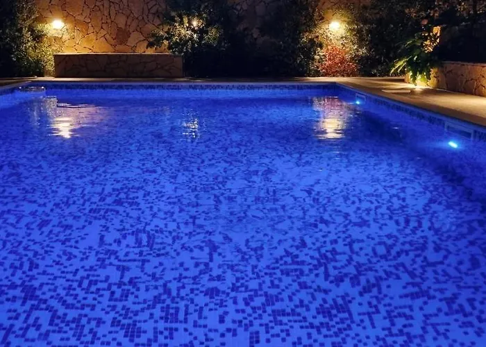 Stunning Gold With Oasis Pool * Solin