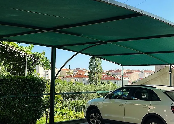 Stunning Gold With Oasis Pool * Solin