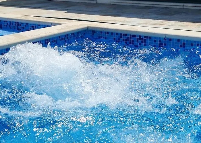 Stunning Gold With Oasis Pool * Solin