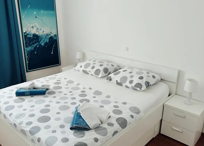 Stunning Gold With Oasis Pool *